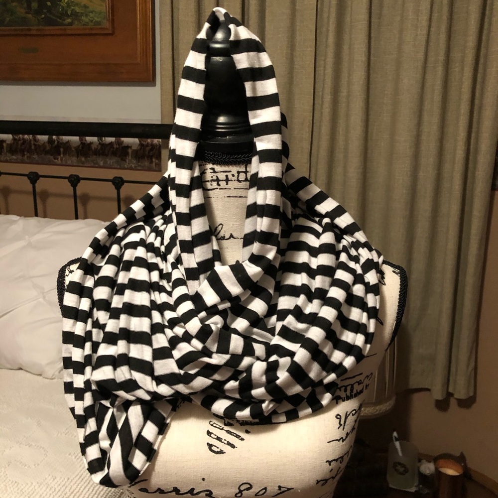 💥Black and White Striped Infinity Scarf💥